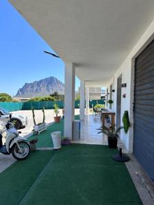 ヴァルデーリチェにあるValderice Rio Apartmentsの緑の絨毯に駐輪したオートバイの家