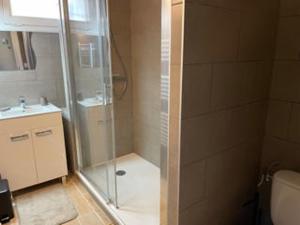 y baño con ducha, aseo y lavamanos. en Appartement Aix-les-Bains, 1 pièce, 3 personnes - FR-1-617-6 en Aix-les-Bains