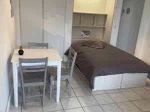 艾克斯萊班的住宿－Appartement Aix-les-Bains, 1 pièce, 3 personnes - FR-1-617-6，卧室配有一张床和一张桌子及椅子