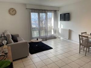 ein Wohnzimmer mit einem Sofa und einem Tisch in der Unterkunft Appartement Aix-les-Bains, 1 pièce, 3 personnes - FR-1-617-6 in Aix-les-Bains