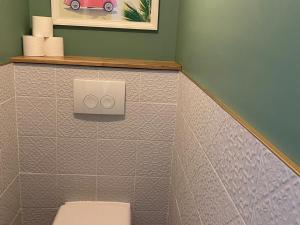 La salle de bains est pourvue de toilettes et d'un mur. dans l'établissement Studio Aix-les-Bains, 1 pièce, 2 personnes - FR-1-617-52, à Aix-les-Bains