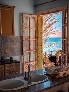 cocina con fregadero y vistas al océano en Villa sarda Blue, en Dahab