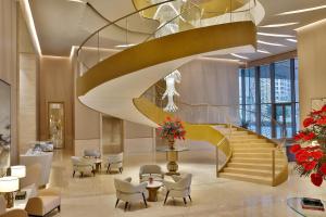 un hall avec un escalier en colimaçon dans un bâtiment dans l'établissement The St. Regis Dubai, The Palm, à Dubaï