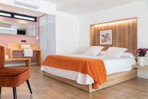 - une chambre avec un lit, un bureau et une chaise dans l'établissement Murillo Gardens Sevilla by Magno Apartments, à Séville
