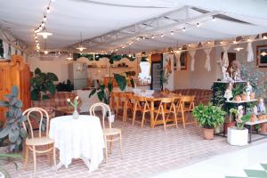 un ristorante con tavoli e sedie in una stanza di 峨眉山一方民宿Mount Emei Little Place Guesthous a Monte Emei (Emeishan)