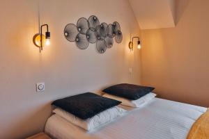 にあるDomaine Grand Piquecaillou - L'appartement Pomerolのベッドルーム1室(ベッド2台、壁に照明2つ付)