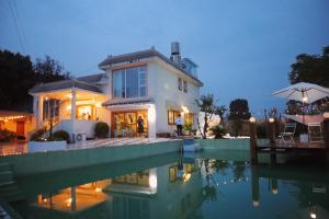 una casa con piscina di notte di 峨眉山一方民宿Mount Emei Little Place Guesthous a Monte Emei (Emeishan)