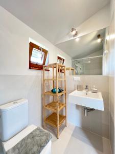 a bathroom with a toilet and a sink at Domki u Projektantek in Władysławowo