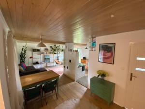 Kamieniec的住宿－Cisze Kamieniec，厨房和带木制天花板的客厅