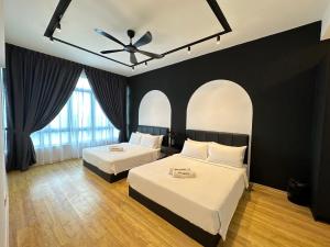 ジョホールバルにあるBotanika, Luxury Homestay by Antlerzoneのベッド2台と天井ファン付きの寝室 +19枚の写真