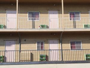 員山鄉的住宿－宜蘭包住宿，一座带白色门和绿色椅子的建筑