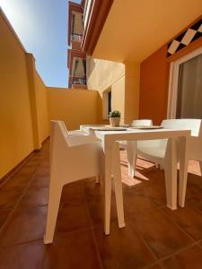 een witte eettafel en stoelen in een kamer bij Apartamento Paraíso del Sol in Torrox Costa