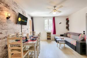 uma sala de estar com uma mesa de jantar e um sofá em Residence Saint-Raphael Valescure - maeva Home em Saint-Raphaël