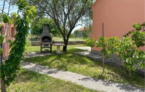 Zahrada ubytování 1 Bedroom Cozy Home In Knin + 14 fotografií