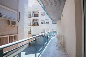 un balcón de un edificio con un banco en Estudio Elena - Centro, en Torremolinos