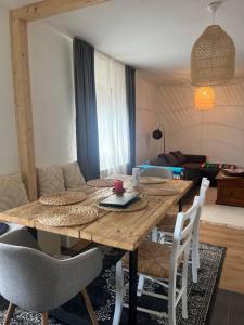 的住宿－Schönes Haus in der Wetterau，客厅配有一张木桌和椅子