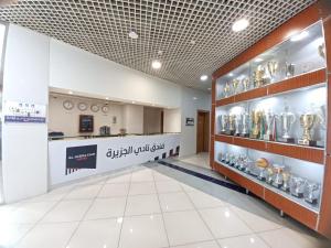 uma sala com muitos troféus em exposição em Al Jazira Club Hotel em Abu Dhabi