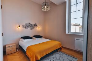 um quarto com uma cama e uma janela em Domaine Grand Piquecaillou - Appartement Pessac Leognan 