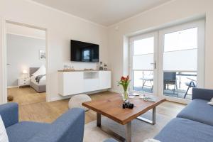 a living room with a couch and a table at Ferienwohnung Jonte in Sassnitz