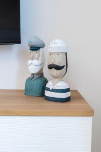 two figurines sitting on top of a shelf at Ferienwohnung Jonte in Sassnitz