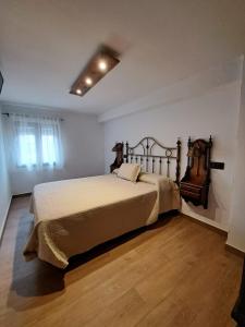 ein Schlafzimmer mit einem großen Bett in einem Zimmer in der Unterkunft El rincón de Gondi in El Tiemblo