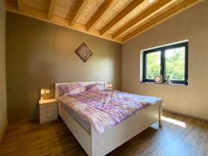 a bedroom with a bed and a window at Ferienwohnung am Weiher Kategorie 1 in Nideggen