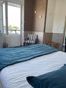 Postel nebo postele na pokoji v ubytování Hôtel de la Pointe de Mousterlin