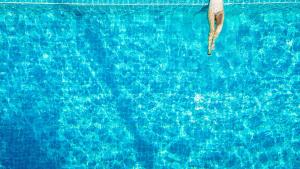 osoba pływająca w błękitnym basenie w obiekcie Seacret KohKood เกาะกูด w mieście Ban Lak Uan
