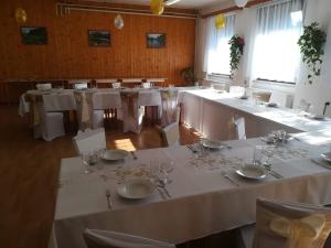 Reštaurácia alebo iné gastronomické zariadenie v ubytovaní Penzion Hilšer