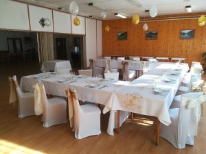Reštaurácia alebo iné gastronomické zariadenie v ubytovaní Penzion Hilšer
