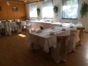 Reštaurácia alebo iné gastronomické zariadenie v ubytovaní Penzion Hilšer