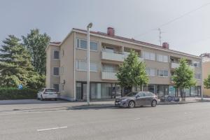 un edificio de apartamentos con un coche aparcado delante de él en Haave Apartments, en Valkeakoski