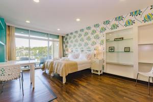 En eller flere senger på et rom på Rent4Rest Estoril Beachfront Apartments