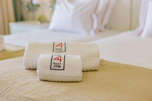 En eller flere senger på et rom på Rent4Rest Estoril Beachfront Apartments