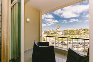 En balkong eller terrasse på Rent4Rest Estoril Beachfront Apartments