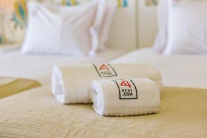 En eller flere senger på et rom på Rent4Rest Estoril Beachfront Apartments