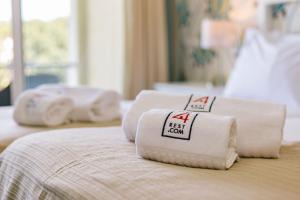 En eller flere senger på et rom på Rent4Rest Estoril Beachfront Apartments
