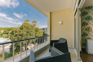 En balkong eller terrasse på Rent4Rest Estoril Beachfront Apartments