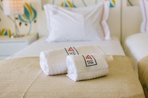 En eller flere senger på et rom på Rent4Rest Estoril Beachfront Apartments