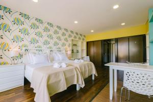 En eller flere senger på et rom på Rent4Rest Estoril Beachfront Apartments