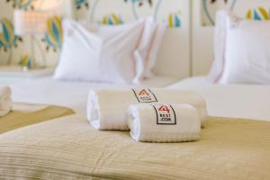 En eller flere senger på et rom på Rent4Rest Estoril Beachfront Apartments