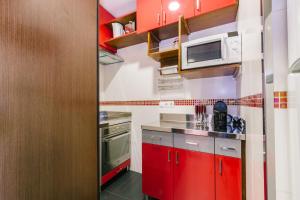 Kjøkken eller kjøkkenkrok på Rent4Rest Estoril Beachfront Apartments