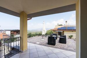 una vista desde el balcón de una casa en Appartamento Stelle e Coralli, en Tresnuraghes