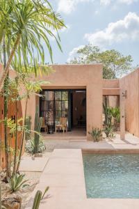 una casa con piscina e una casa di Abu X Abu a Canggu