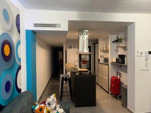 een woonkamer met een bank en een keuken bij Magnifique Appartement • vue sur mer • Santa Pola in Santa Pola