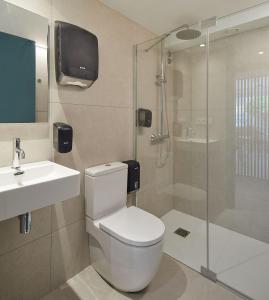 uma casa de banho com um WC, um lavatório e um chuveiro em Kein Hostel em Zarautz