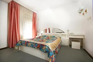 Hotel Splendid Ruse tesisinde bir odada yatak veya yataklar