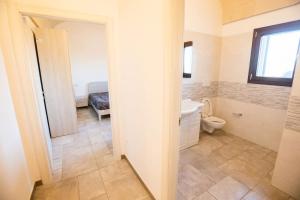 La salle de bains est pourvue de toilettes et d'un lavabo. dans l'établissement Lamia del carrubo, à San Vito dei Normanni
