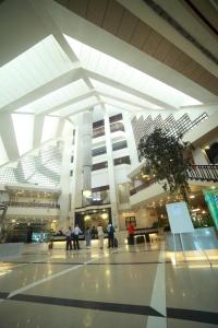 um lobby de um prédio com pessoas andando nele em Regent Plaza Hotel & Convention Center em Carachi