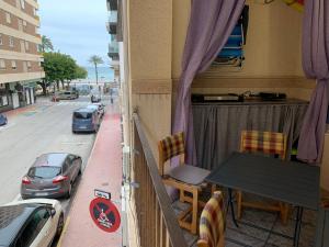 een tafel en stoelen op het balkon van een gebouw bij Magnifique Appartement • vue sur mer • Santa Pola in Santa Pola